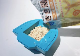 ボートの底に「きき湯」を投入！（Ｃ）コクハク