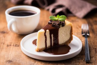 コーヒーとケーキを楽しんでいると（写真:iStock）