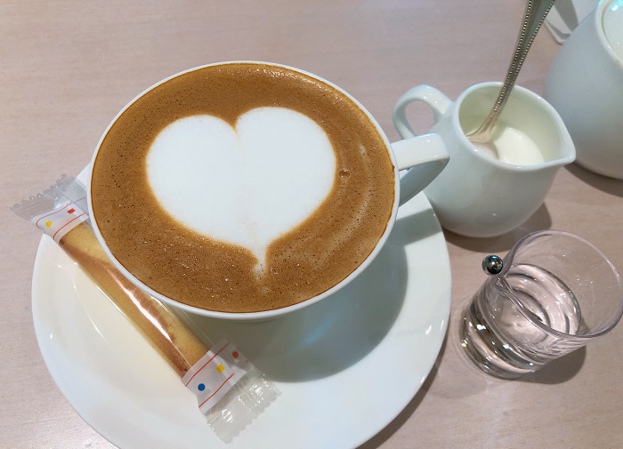 art for latte（ プティ シガール付）1,200円（C）コクハク