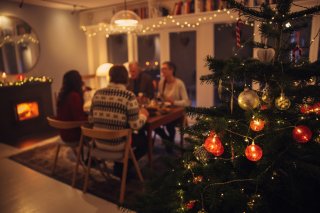 家族団らんのクリスマスもいいじゃない（写真:iStock）