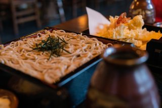 お蕎麦は温でも冷でもお好みで（写真:iStock）