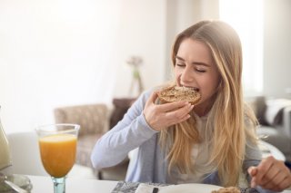 しっかり噛んで食べる（写真:iStock）