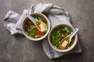 スープやお味噌汁で小休憩（写真:iStock）