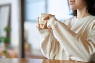 がんばって周りに合わせている（写真:iStock）