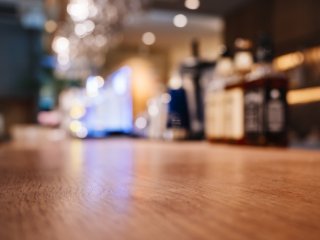 立ち飲み屋でまさかのお誘い（写真:iStock）