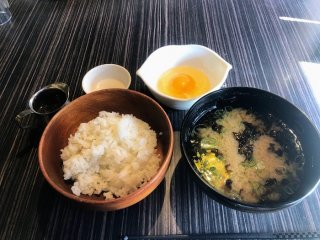 少食ぶってるのでご飯は小盛りです（C）コクハク