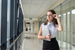 年下社員とは関わりません（写真:iStock）