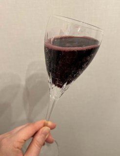 カジュアルにグビグビ飲める低アル×甘口のランブルスコ。美食の国・イタリアでは日常的に親しまれています♪（写真:市野瀬瞳）