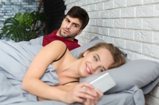 普通、電話出るか？（写真:iStock）