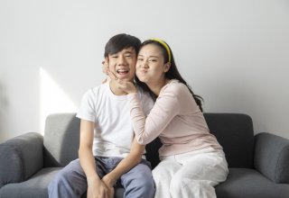 近くに女性がいるのが普通（写真:iStock）