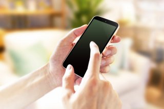 脱衣所でのスマホはNG（写真:iStock）