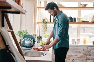 晩御飯まで作ってくれた（写真:iStock）