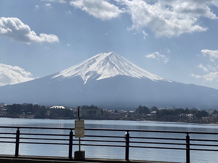河口湖を過ぎてしばらく進むとシェアハウスのある富士吉田市（写真:内藤みか）
