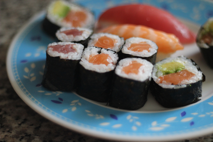 お寿司ならささっと食べられて、片付けもラク。歓迎している感も出せる（写真:iStock）