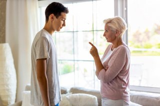 親に何を言われるか…（写真:iStock）