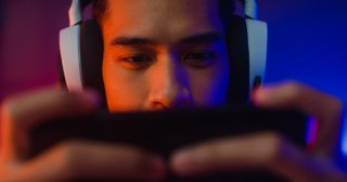 家でゲームしているときが幸せ（写真:iStock）