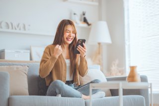 よっしゃ！ 連絡先ゲット！（写真:iStock）