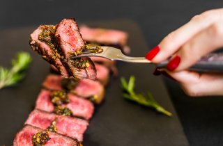 お肉ばっかり食べていると…（写真:iStock）