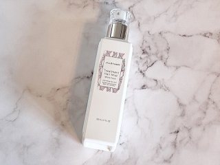 「 ジルスチュアート　トリートメント ヘアミスト カール  ホワイトフローラル」200ml 3080円（C）コクハク