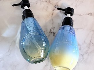 「ヒリツ バランスリペアシャンプー スムース・バランスリペアヘアトリートメント スムース」各410ml 1540円（C）コクハク