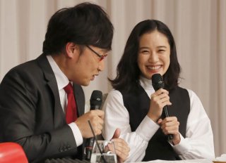 仲睦まじい結婚会見も話題に（C）日刊ゲンダイ