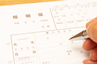 婚姻届けを持ってきてくれた（写真:iStock）