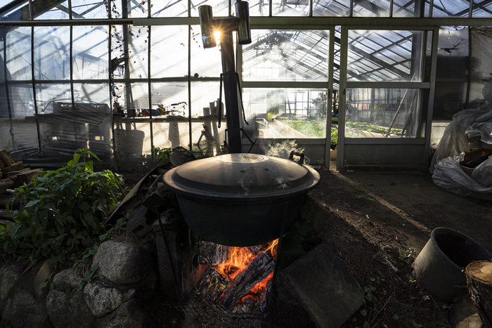 巨大な鉄窯で1日かけて蒸し焼きにした土は、やがて“スパイス”に変わる（写真:Koji Takano）