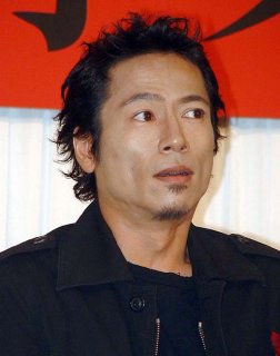 「君の瞳をタイホする！」で人気が爆騰した三上博史、3番手での出演だった（Ｃ）日刊ゲンダイ