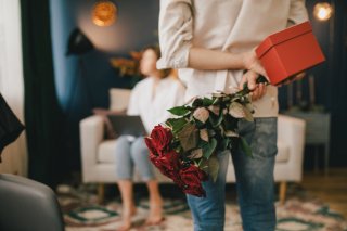 毎年欠かさず花束とプレゼントをくれる（写真:iStock）