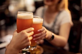 ビールで乾杯をしたのち…（写真:iStock）