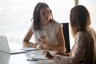 信頼できる上司に相談（写真:iStock）