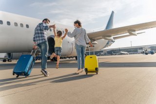 家族旅行は今だけ（写真:iStock）