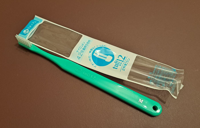 矯正中にお世話になる歯ブラシは、2列しかない横幅スリムなタイプ。愛用中の電動歯ブラシは棚奥に……。（C）コクハク