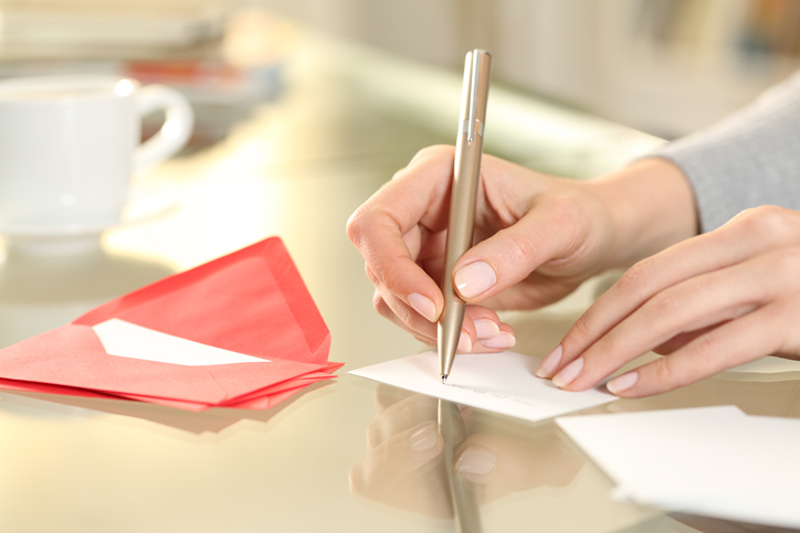 優しい気持ちで手紙を書こう（写真:iStock）