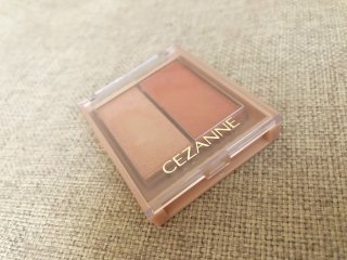 CEZANNE「ベージュトーンアイシャドウ 02ロージーベージュ」748円（税込・以下同）（C）コクハク