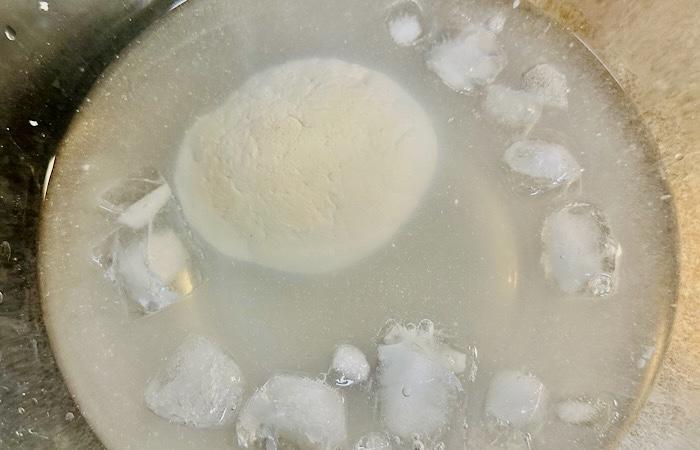 氷水の中に浸したモッツァレラチーズ