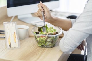 デスクでちゃちゃっと（写真:iStock）