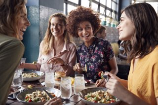 本当は一人で食べたい…（写真:iStock）