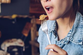 飲む前に食事を（写真:iStock）