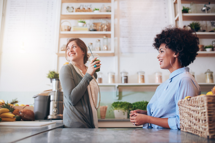 親しい関係ならカジュアルな反応で（写真:iStock）