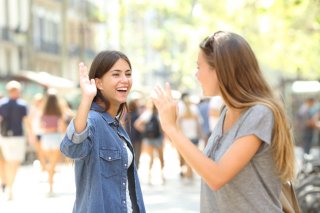 挨拶がてら軽く伝える（写真:iStock）