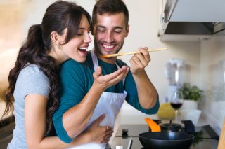 お家で料理デートも◎（写真:iStock）