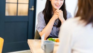 自分から歩み寄りを（写真:iStock）