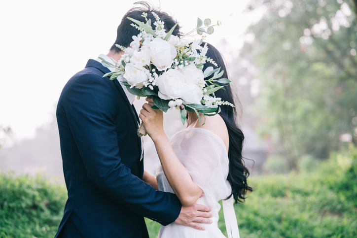 偶然の出会いから結婚へ（写真:iStock）