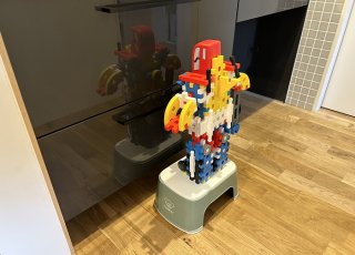 新しい踏み台と5歳が作ったブロックのロボット（C）コクハク