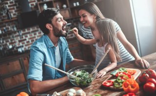 久しぶりの一家団らん（写真:iStock）