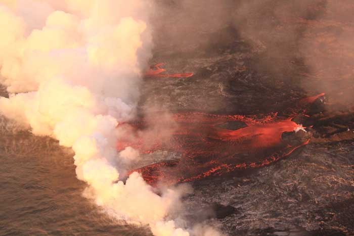 爆発的噴火を起こしたハワイ・キラウエア火山。海面に溶岩が流れ込む（2018年撮影）／（C）ロイター、USGS via ABACAPRESS.COM