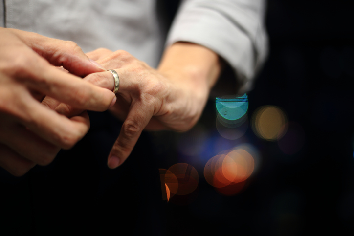 左の薬指には結婚指輪が（写真:iStock）