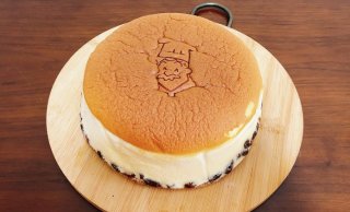 りくろーおじさんの店 焼きたてチーズケーキ 6号（18cm）965円（C）コクハク