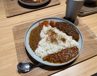 鹿肉も入った3種盛りカレーは1680円（税抜き）、子ども用のカレーやプレートも（C）コクハク